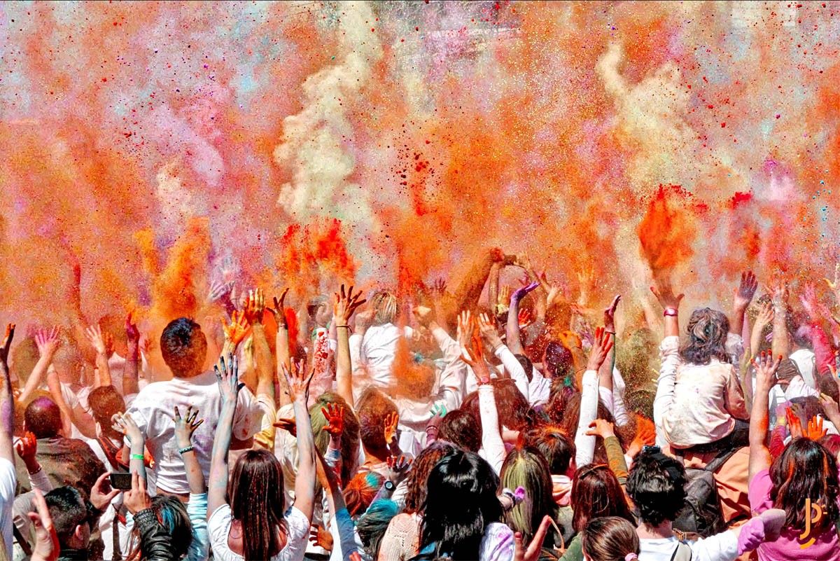 Llançament de colors al Holi de Sabadell