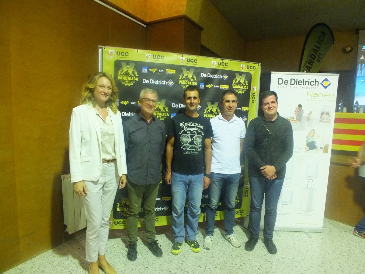 Els ponents en la presentació de la Vandàlica: Ana de la Torre, Joaquim Vilaplana, Joan Llordella, Marcel Flores i Joan Manso (d'esquerra a dreta)