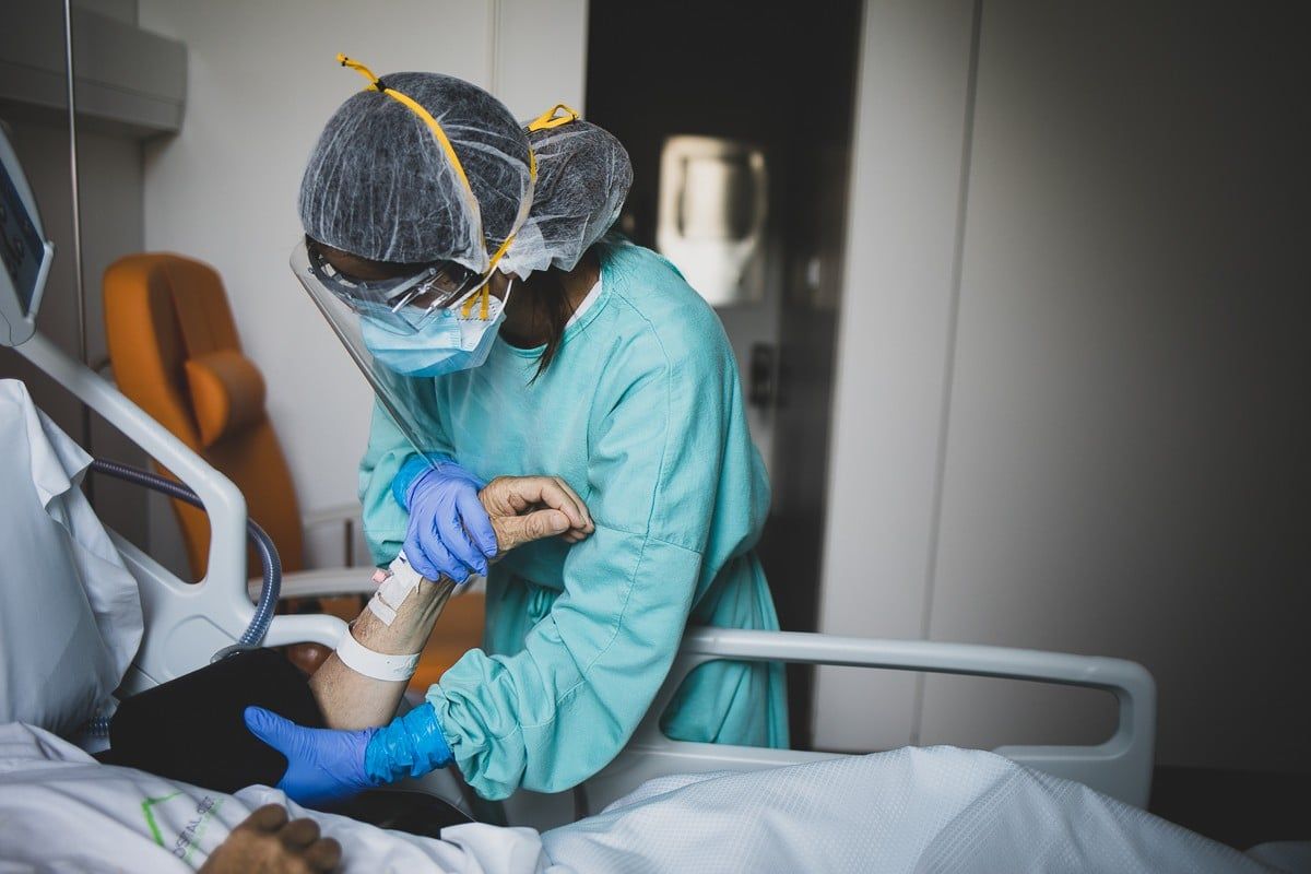 Una infarmera atenent un pacient de coronavirus