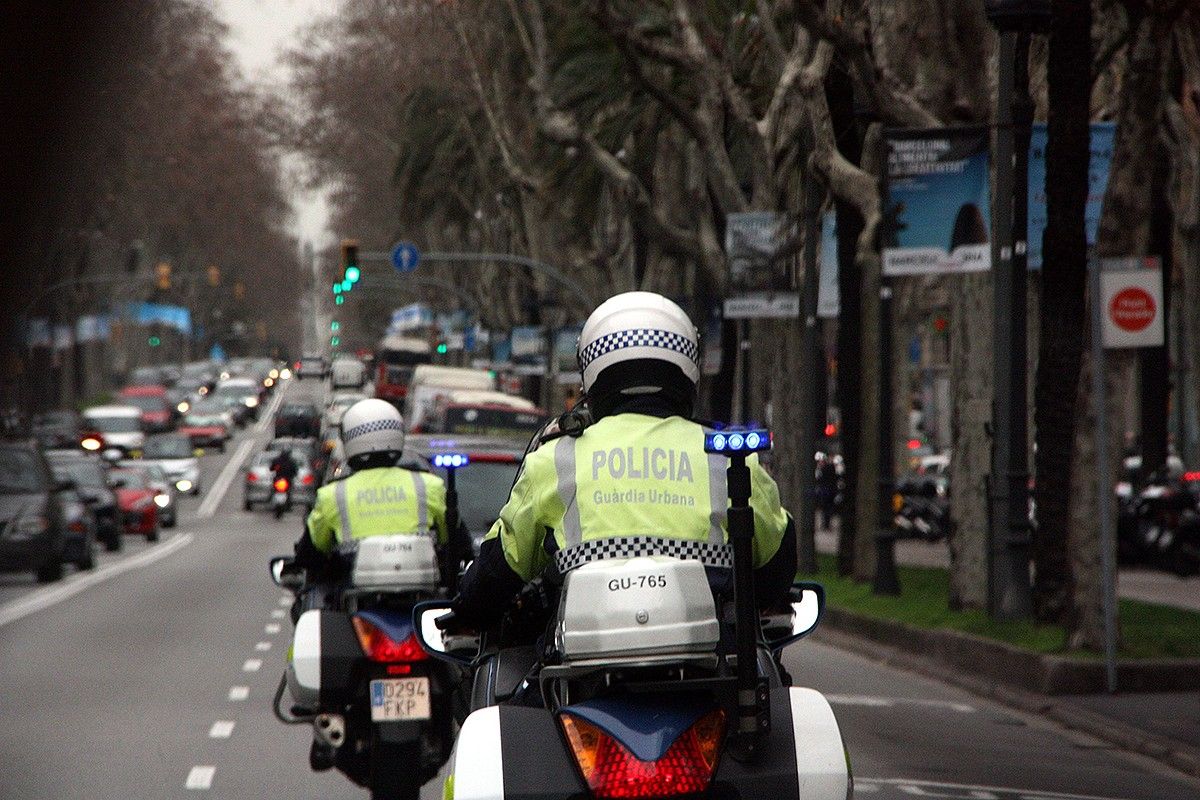 Dos motoristes de la Guàrdia Urbana de Barcelona