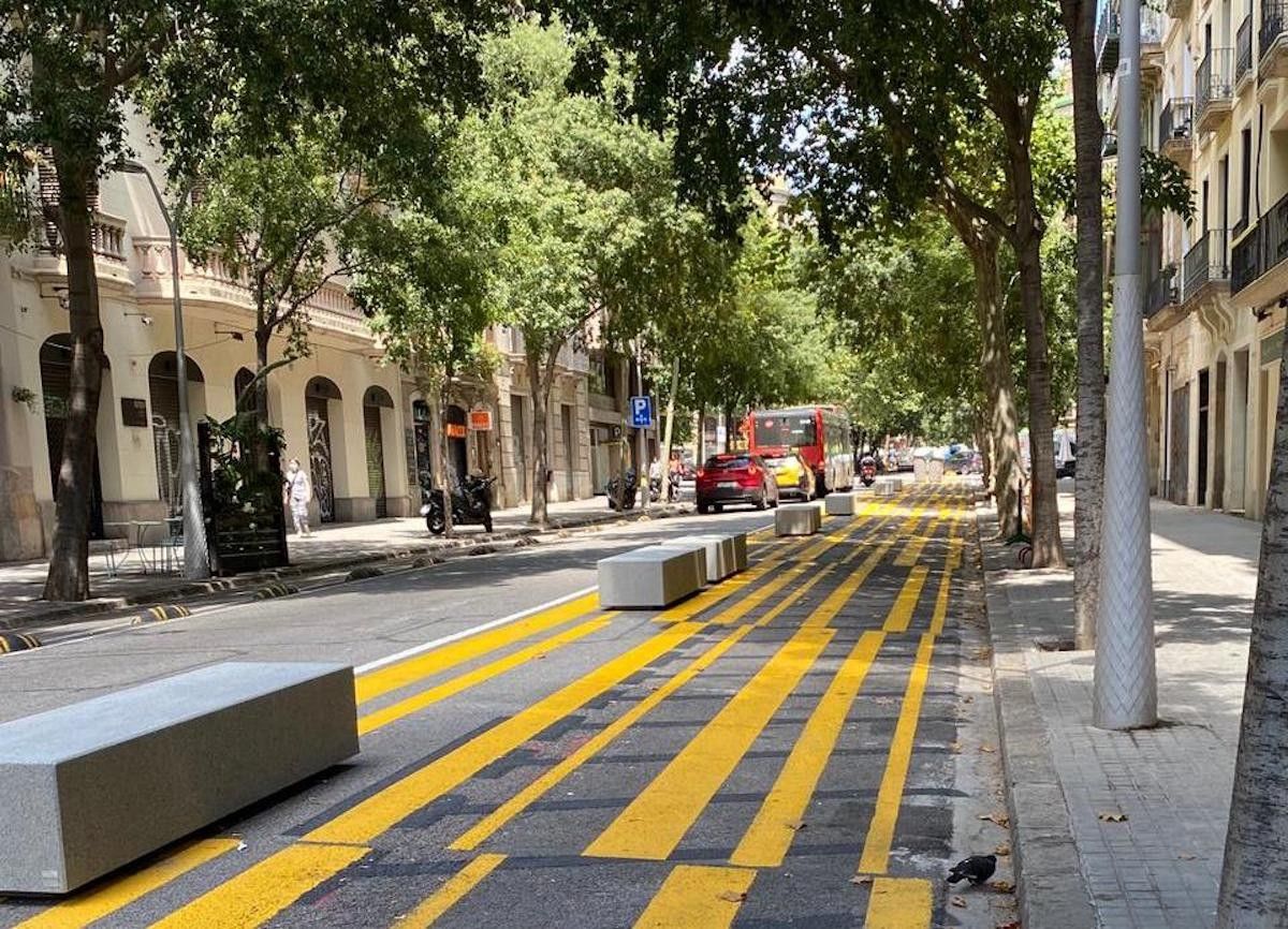 Blocs de formigó i pintura a la calçada a Barcelona