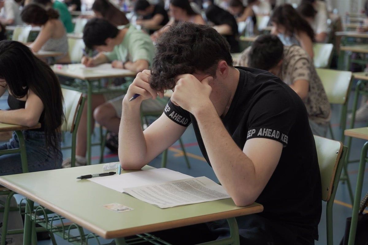 Un alumne, en imatge d'arxiu, durant un examen