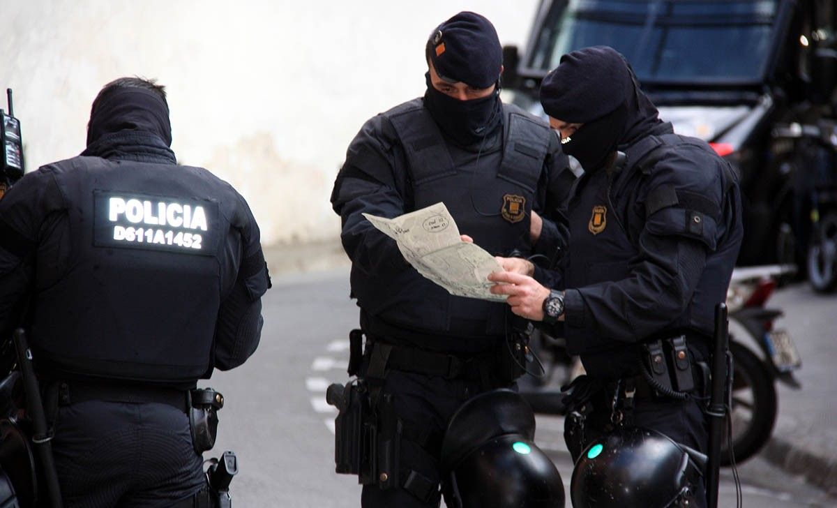 Agents dels Mossos consulten un mapa a l'avinguda Coll del Portell de Barcelona