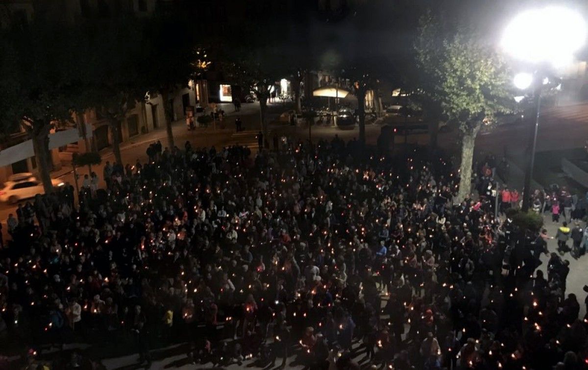 La plaça de l'Ajuntament de Ripoll il·luminada amb espelmes per demanar l'alliberament de Sànchez i Cuixart