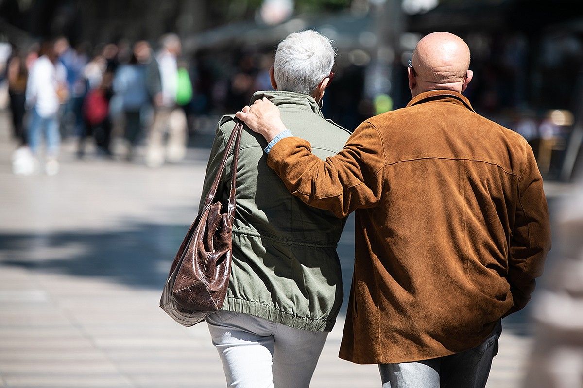 Una parella de jubilats passejant