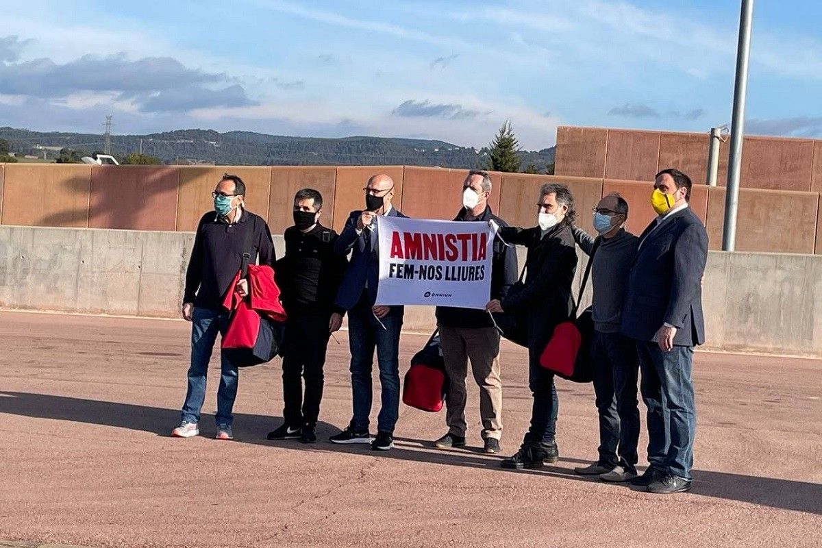 Els presos a la sortida de Lledoners amb la pancarta a favor de l'amnistia