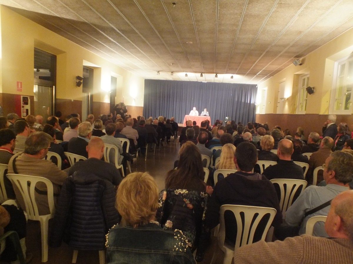 La sala Eudald Graells s'ha omplert de gom a gom amb més de 300 persones per escoltar la xerrada ''155, i ara què?''
