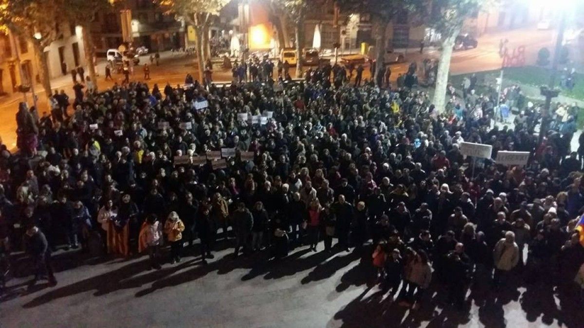 Més de 600 persones s'han concentrat a davant de la plaça de l'Ajuntament de Ripoll per reclamar la llibertat dels presos polítics