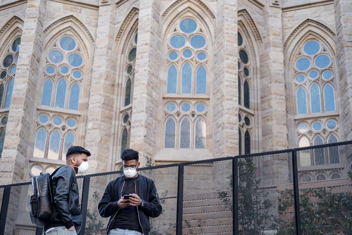 Turistes amb mascareta visitant la Sagrada Família