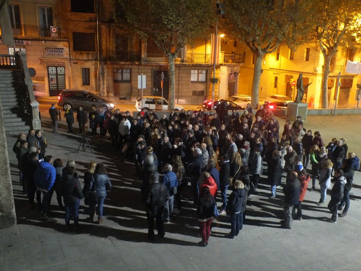 Més d'un centenar de persones s'han concentrat a la plaça de l'Ajuntament de Ripoll per reclamar la llibertat dels 'Jordis' i de tots els presos polítics