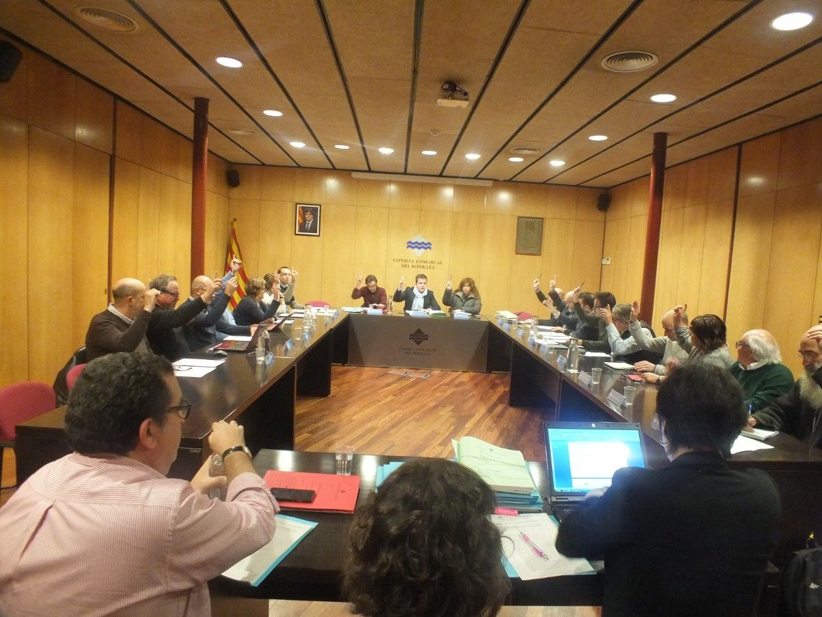 El ple del Consell Comarcal del Ripollès ha aprovat els pressupostos amb els vots de l'equip de govern (CiU i MES) i el PSC-CP i les abstencions d'ERC i la CUP