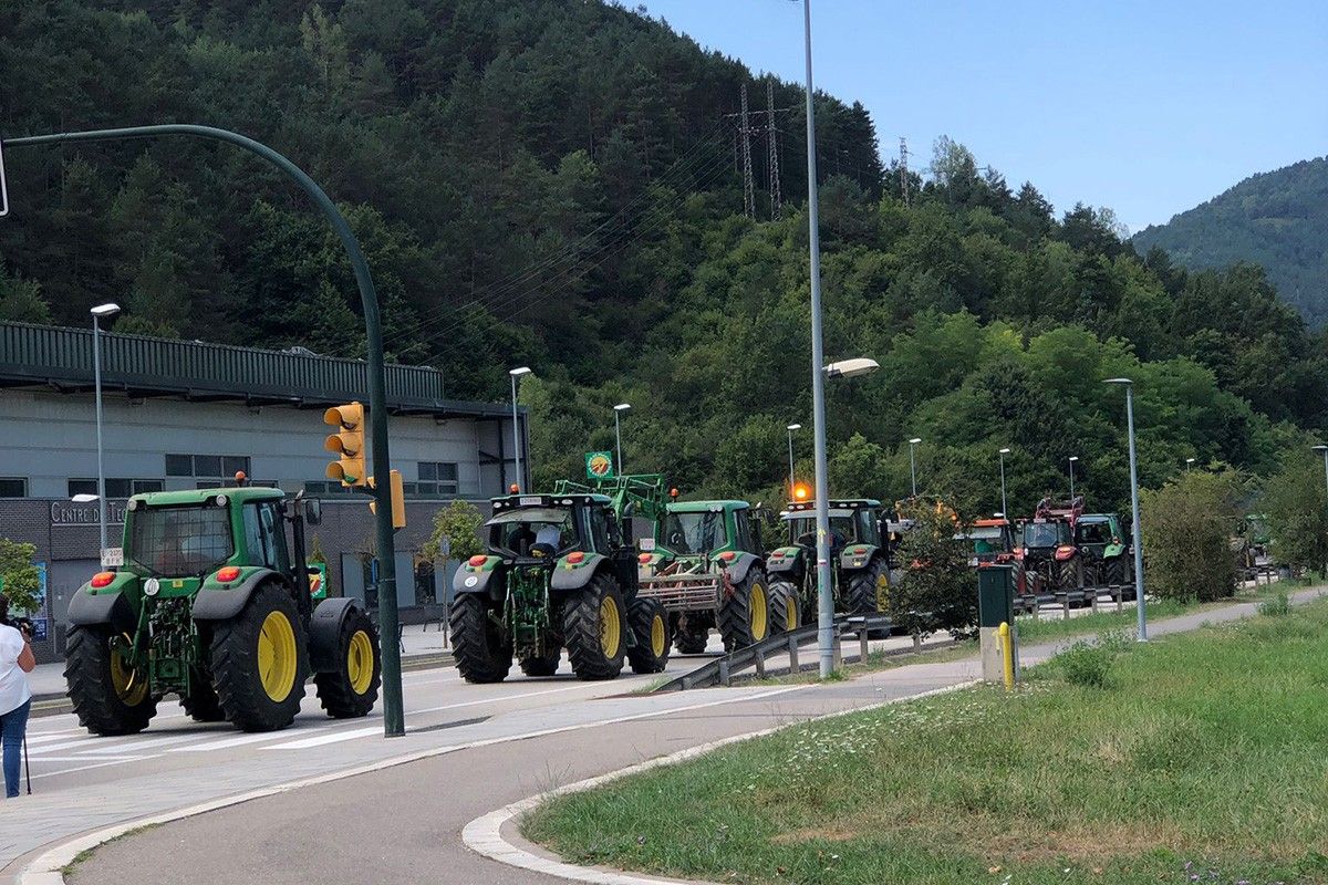 La tractorada a Ripoll contra la sanció a un pagès de Sant Joan de les Abadesses