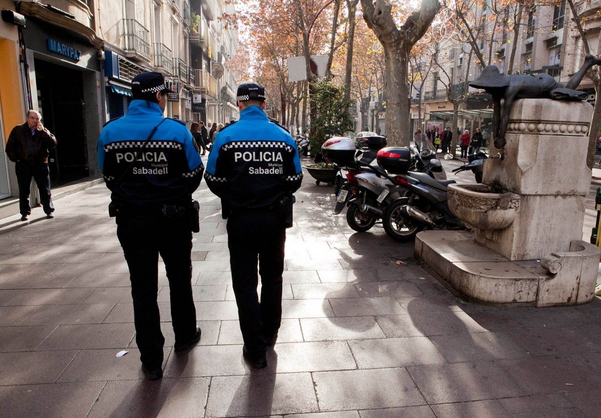 Dos agents de la Policia Municipal al centre de Sabadell