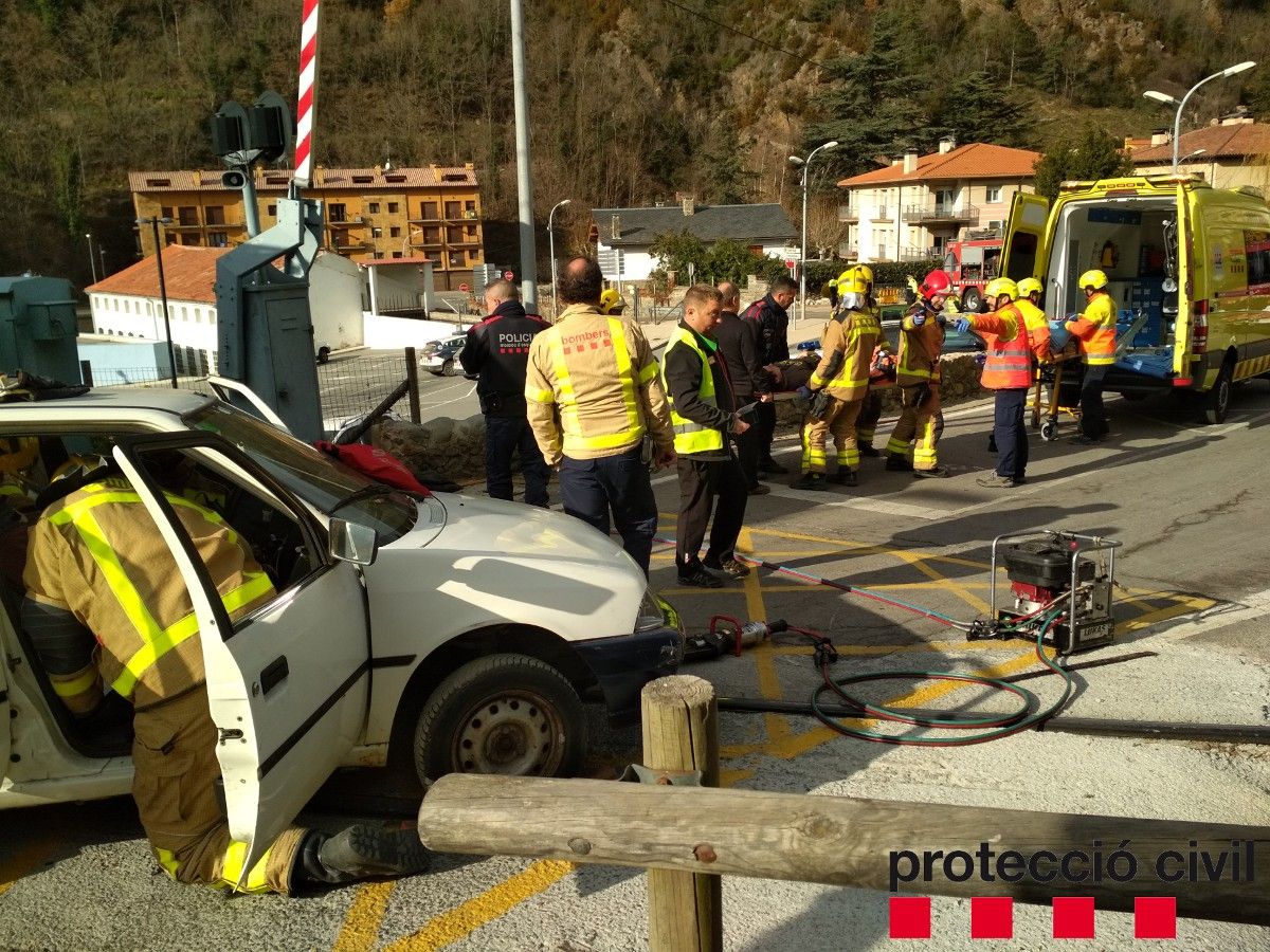La DGPC i FGC han organitzat un simulacre d'accident entre el cremallera de Núria i un vehicle en un pas a nivell de Ribes de Freser