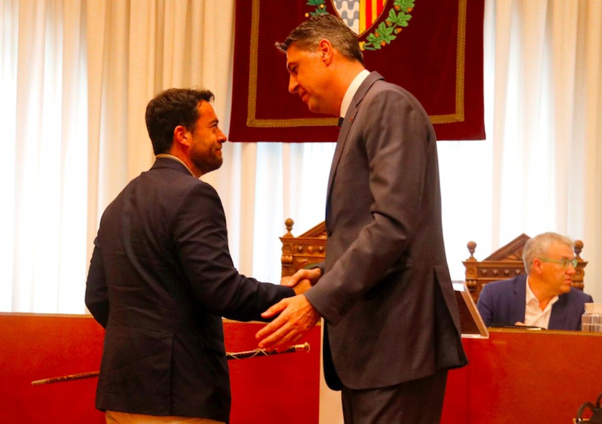 Albiol felicita el nou alcalde, el socialista Álex Pastor, després de l'èxit de la moció de censura a Badalona