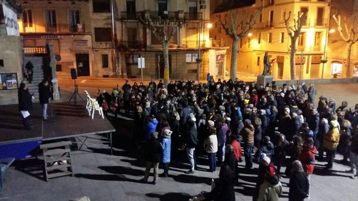 Unes 200 persones s'han concentrat a Ripoll per reclamar la llibertat d'Oriol Junqueras, Joaquim Forn i els dos Jordis