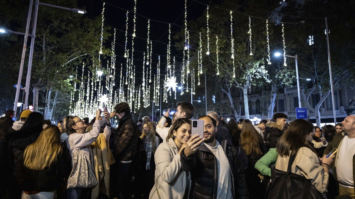 Una parella es fa un selfie al mig del Passeig de Gràcia