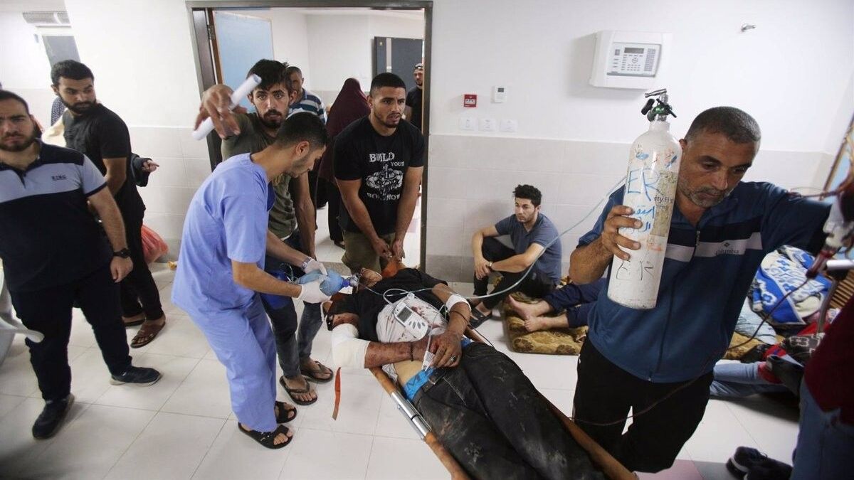 Treballadors i voluntaris atenen els ferits a l'hospital d'Al Shifa