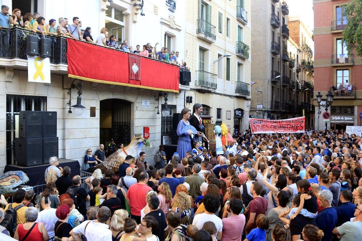 La plaça de la Vila de Gràcia durant el pregó de la Festa Major de l'any passat.