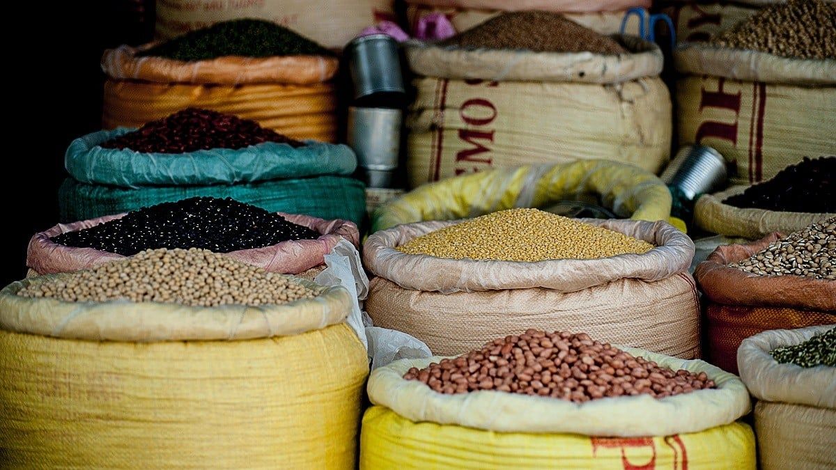 Diferents llegums en un mercat