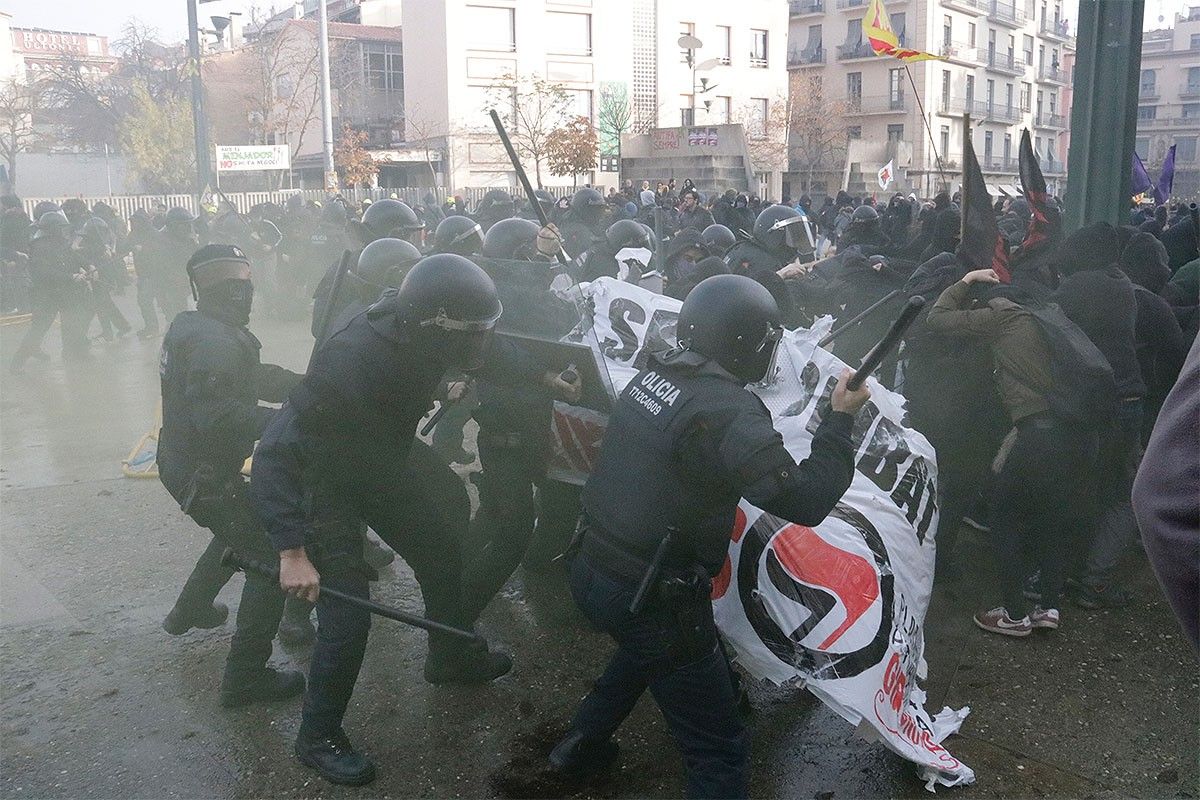 Els Mossos han carregat contra els manifestants antifeixistes.