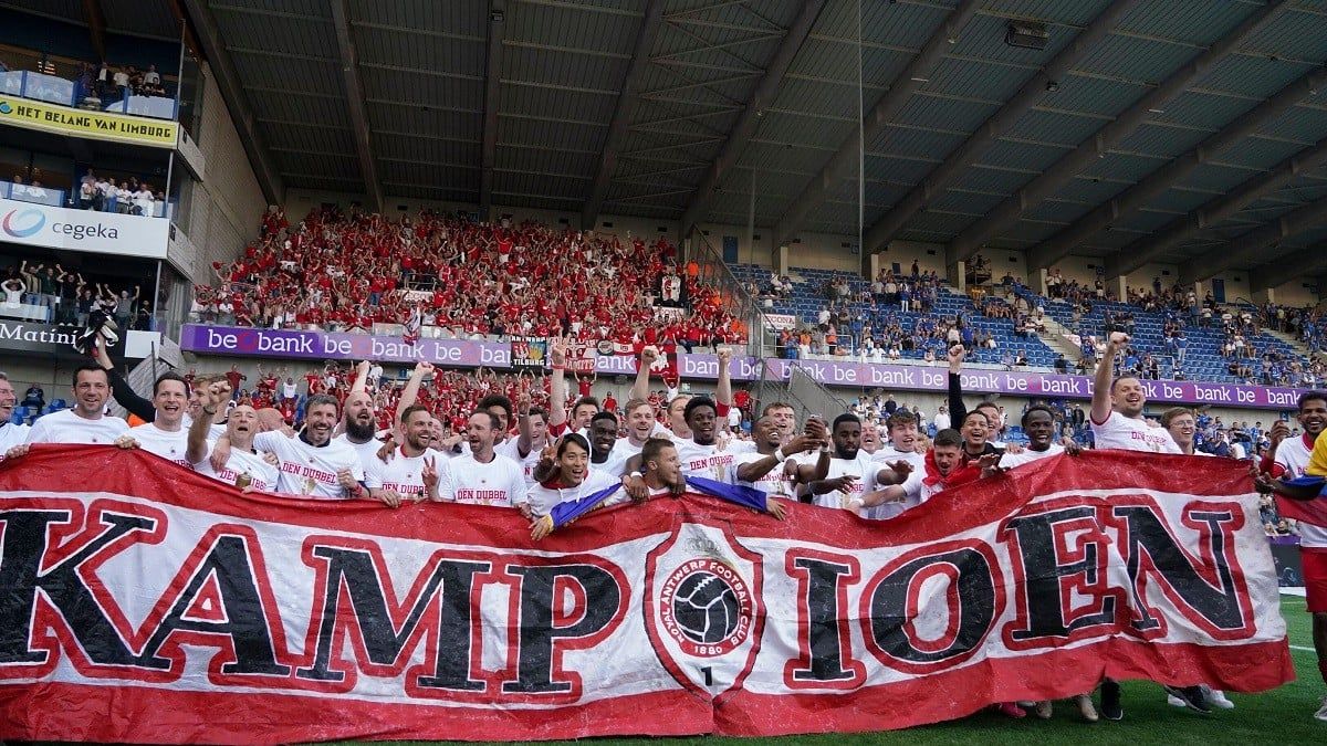 La plantilla del Royal Antwerp celebra el títol de lliga de la temporada 2022-23, en la que també van aconseguir guanyar la copa