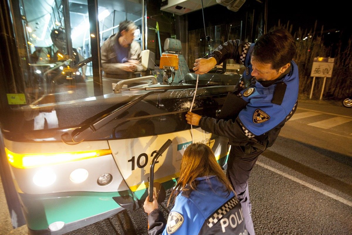 Agents de la Policia Municipal analitzant l'autobús