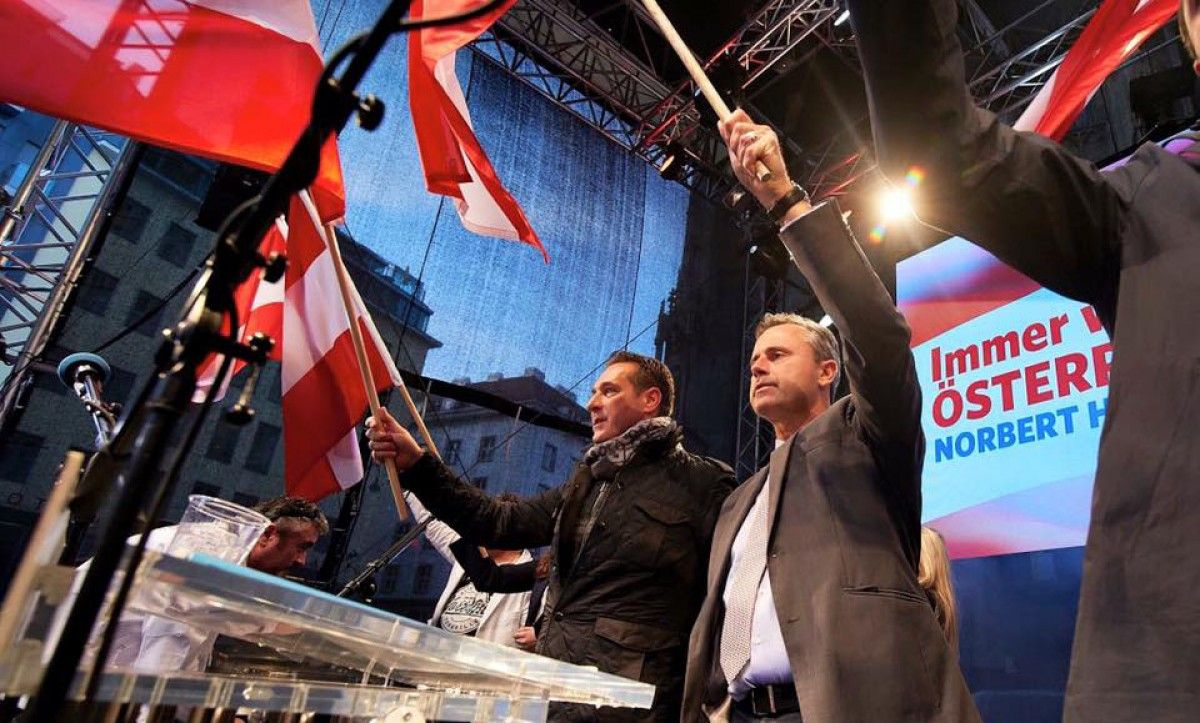 El líder de l'FPÖ, celebrant la victòria a la primera volta de les eleccions austríaques