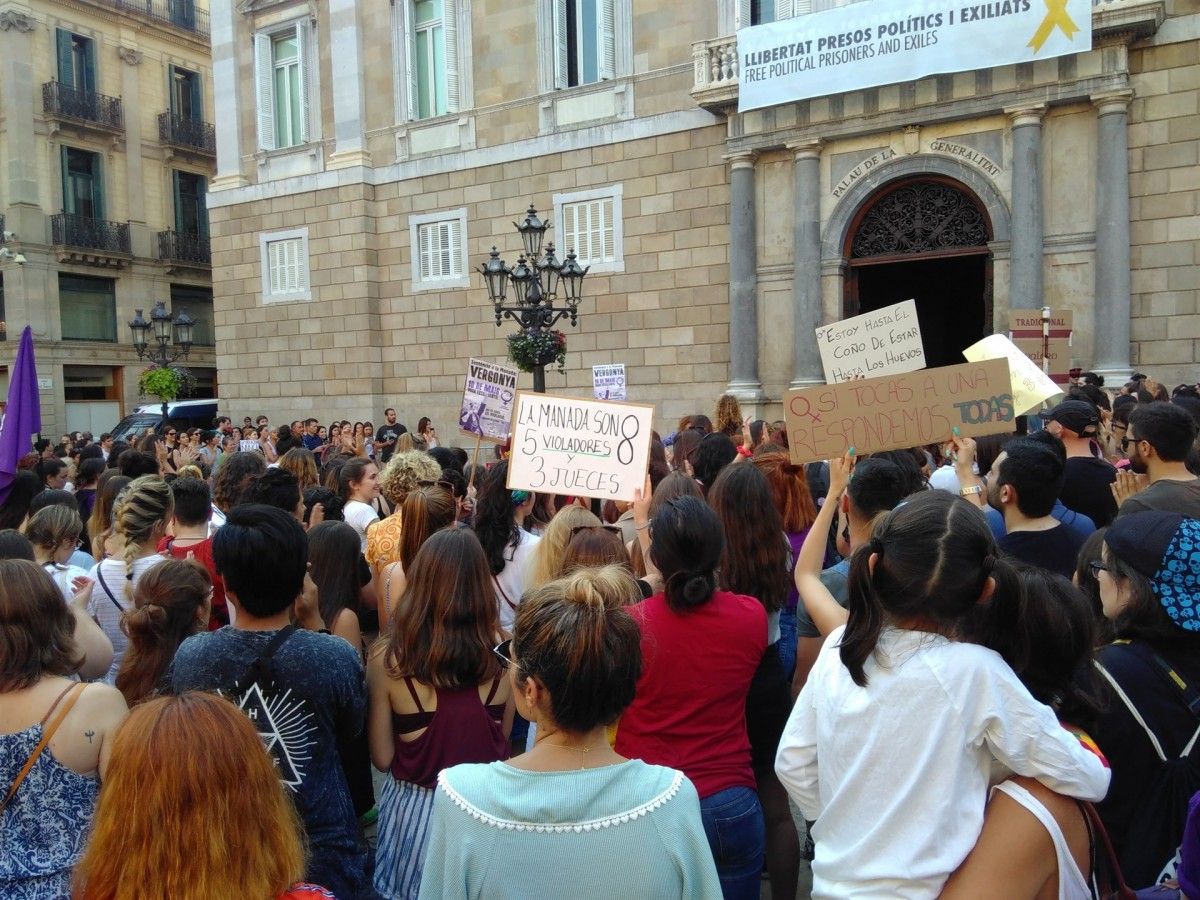 Els manifestants a Plaça Sant Jaume
