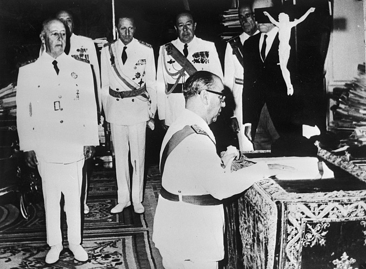 L'almirall Carrero Blanco jura el càrrec de president en presència de Franco.