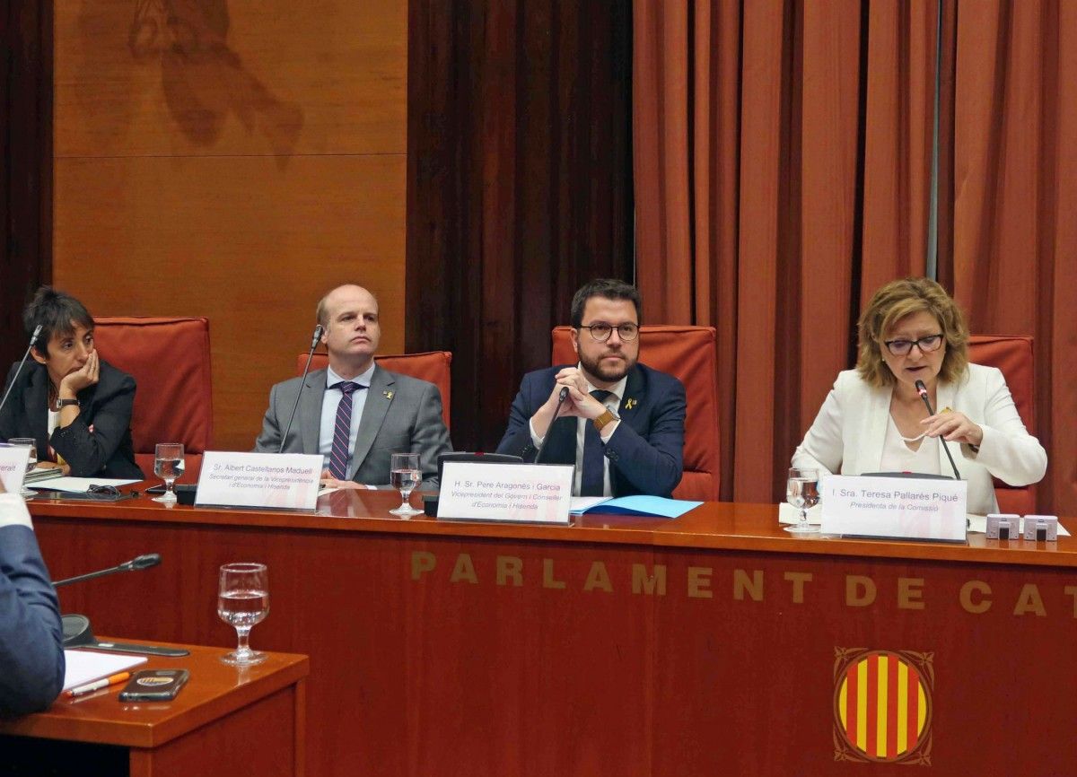 El vicepresident català, Pere Aragonès, al costat del secretari general del seu departament, Albert Castellanos.