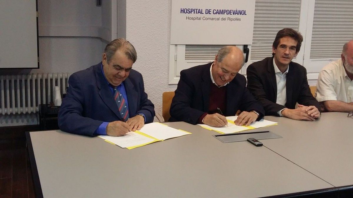 El moment de signatura de l'acord entre l'Hospital de Campdevànol i la UVic-UCC