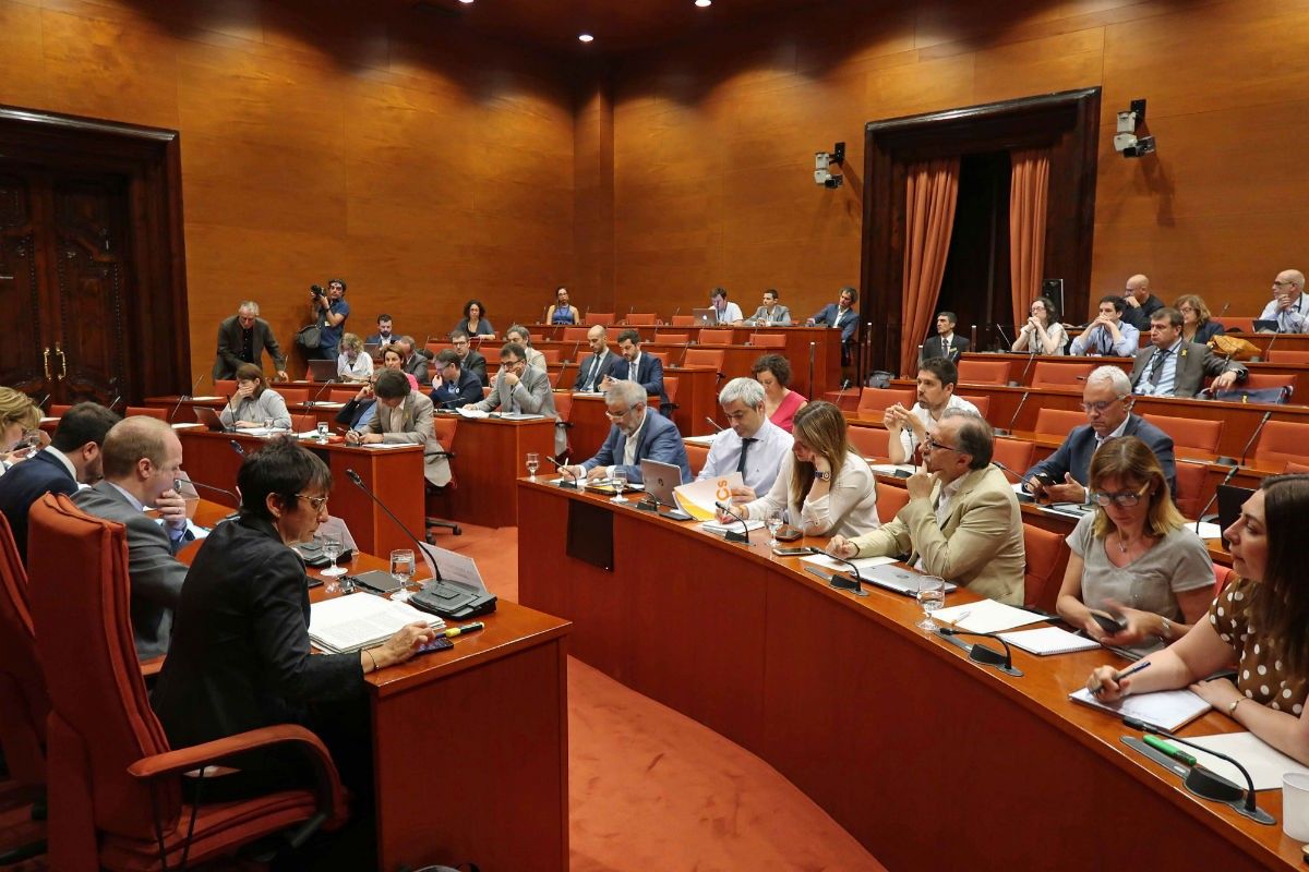 Diputats de la comissió d'Economia i Hisenda, escoltant el vicepresident del Govern, Pere Aragonès.