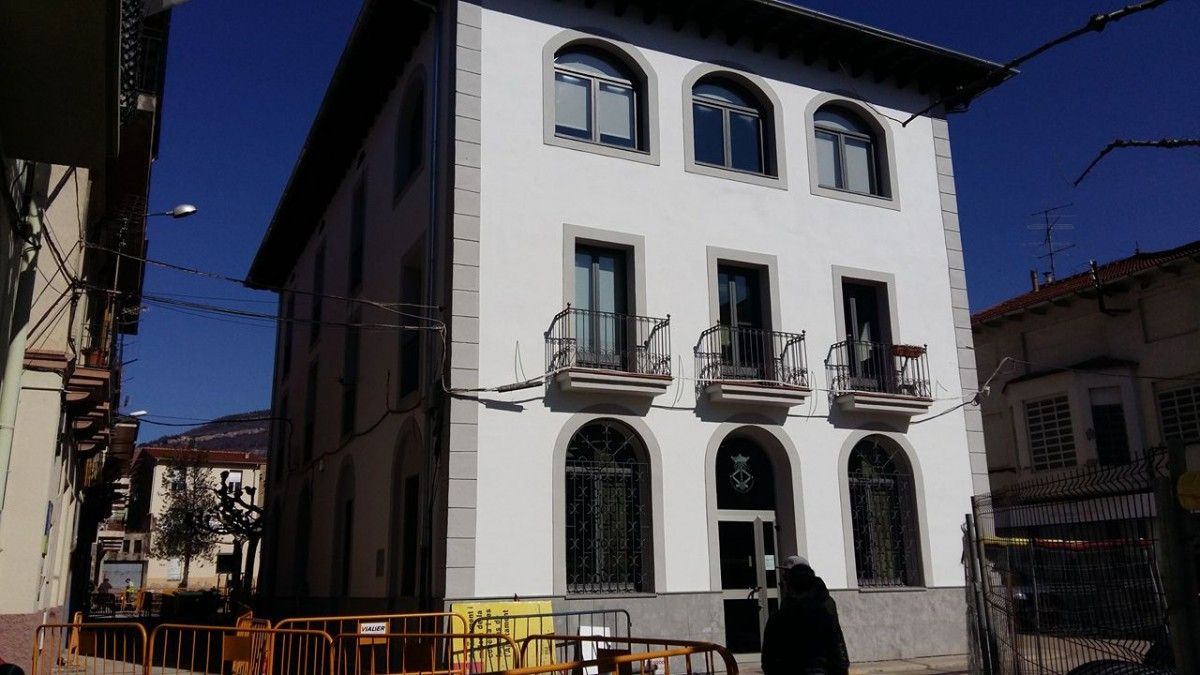 Les obres de millora de la façana i la coberta de l'Ajuntament de Campdevànol ja s'han acabat i han tingut un cost de 90.000 euros
