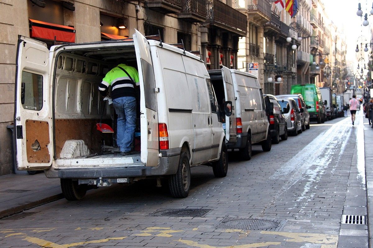 Un transportista al carrer Ferran de Barcelona