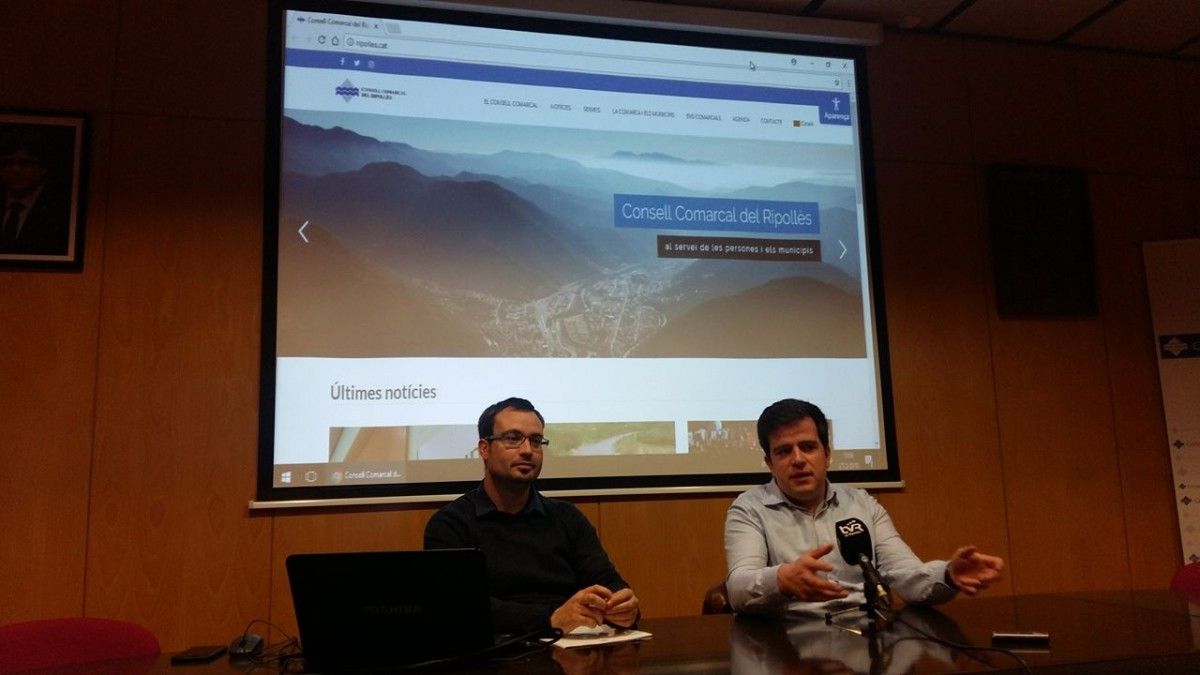 El president i vicepresident del Consell Comarcal, Joan Manso (a la dreta) i Josep Coma, han presentat la nova pàgina web de la institució aquest matí