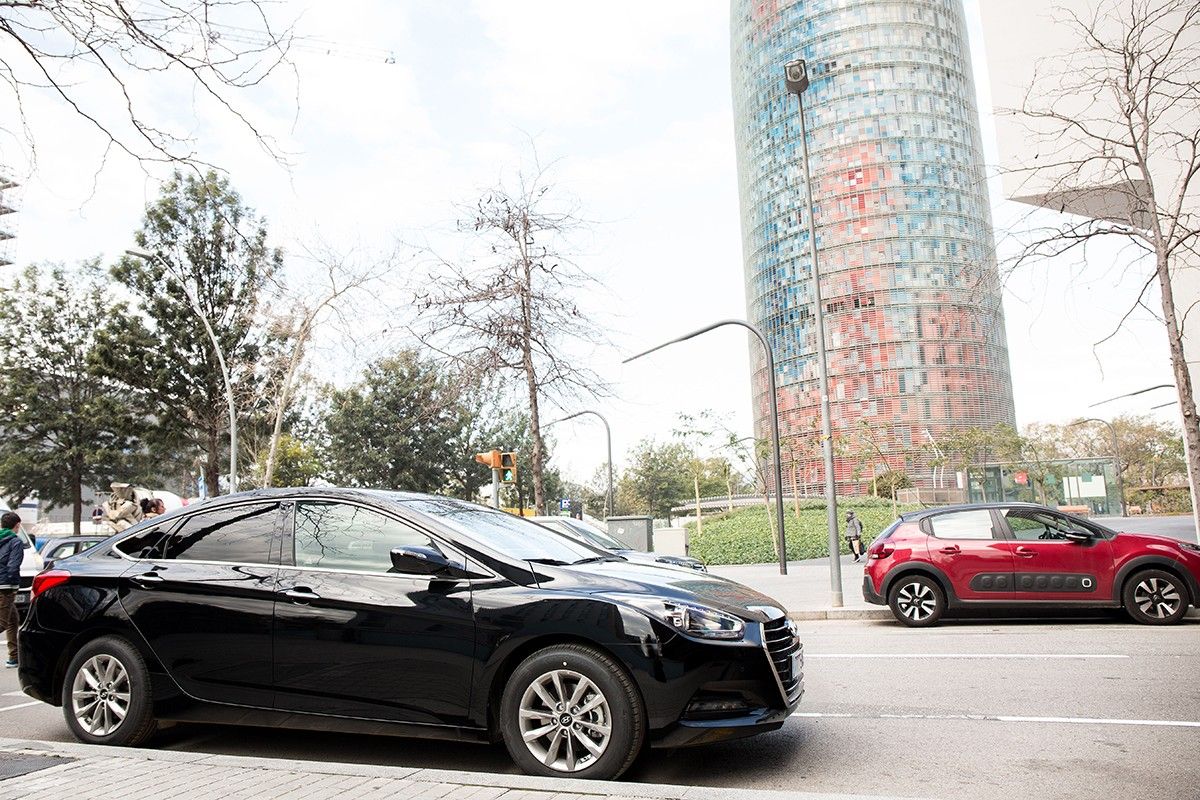 Un cotxe d'Uber davant la Torre Agbar.