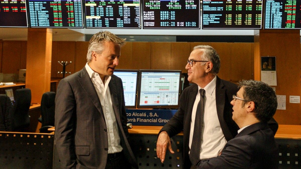 Joris Luyendijk, a la Borsa, amb Miquel Puig i Manel Manchón