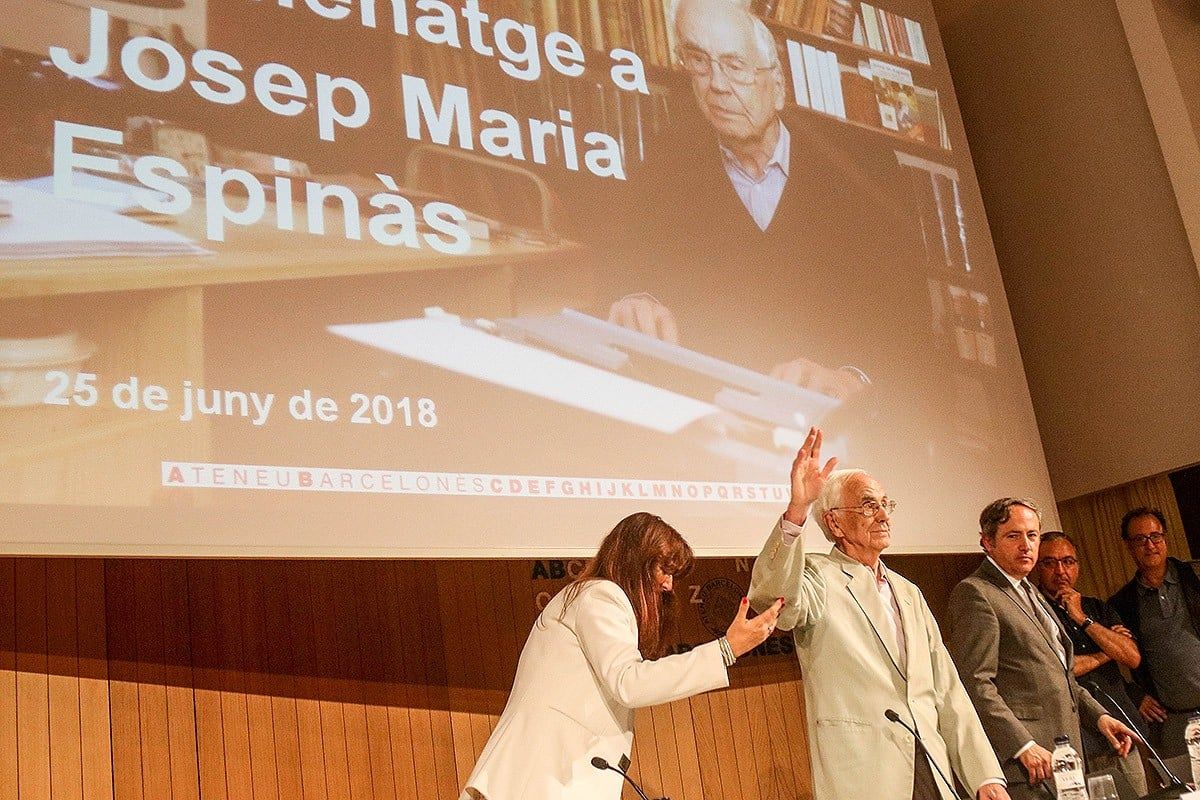 Josep Maria Espinàs, en l'acte d'homenatge a l'Ateneu