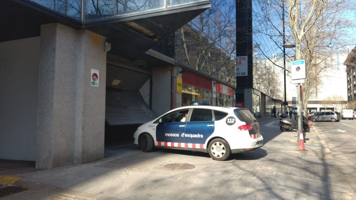 Un cotxe dels Mossos al jutjat de Sabadell.