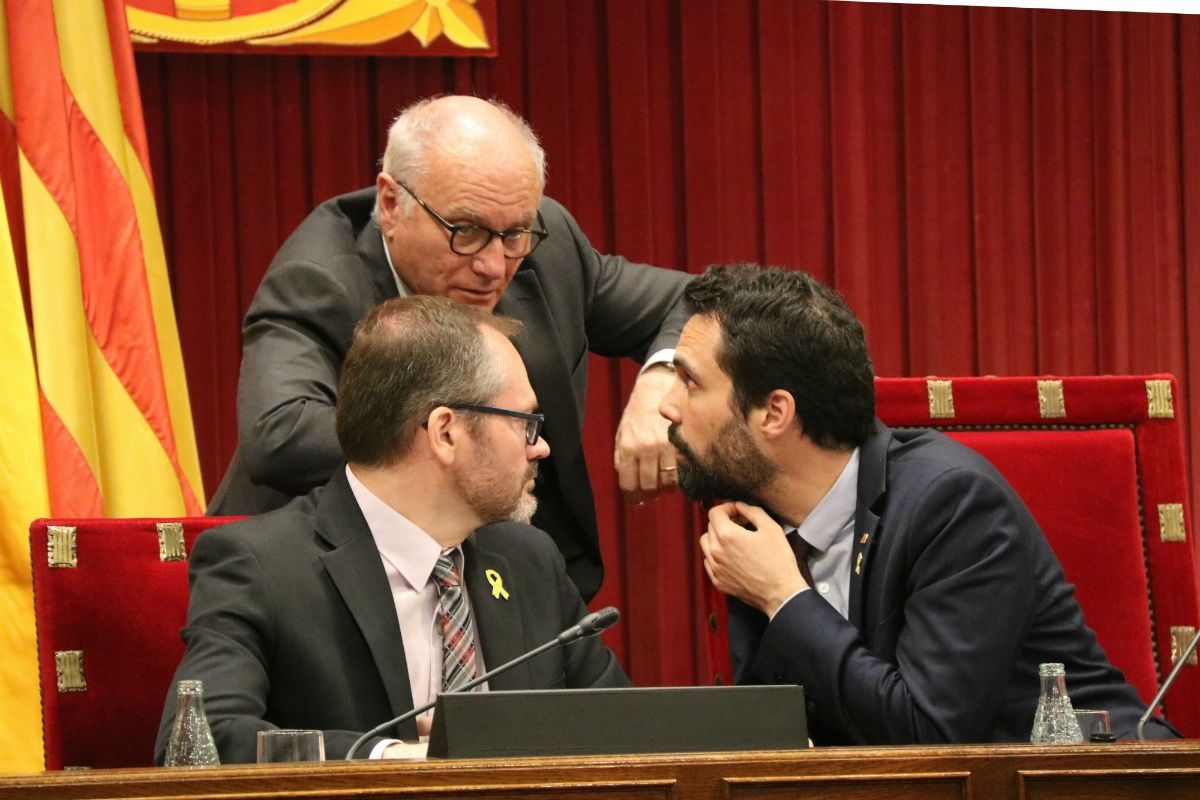 El president del Parlament, Roger Torrent (ERC), i el vicepresident primer, Josep Costa (JxCat), amb el secretari general de la cambra, Xavier Muro.