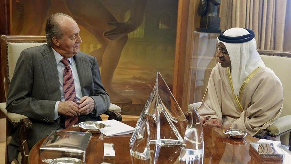 Joan Carles I, en una imatge d'arxiu amb el ministre d'Afers Estrangers dels Emirats Àrabs.