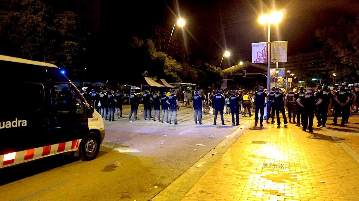 Mossos i Policia Municipal en el dispositiu per retirar els assistents