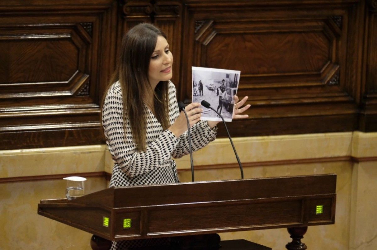 Lorena Roldán, exhibint una fotografia de l'atemptat d'ETA a la caserna de la Guàrdia Civil de Vic.