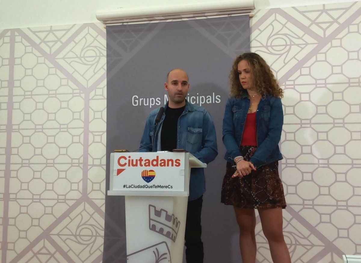 El portaveu de Cs, Adrián Hernández, acompanyat de la regidora Laura Casado