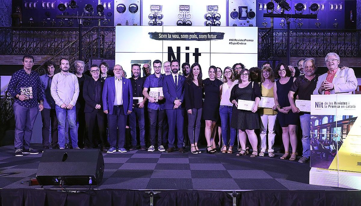 Foto de família dels premiats de la Nit de les Revistes i la Premsa en català
