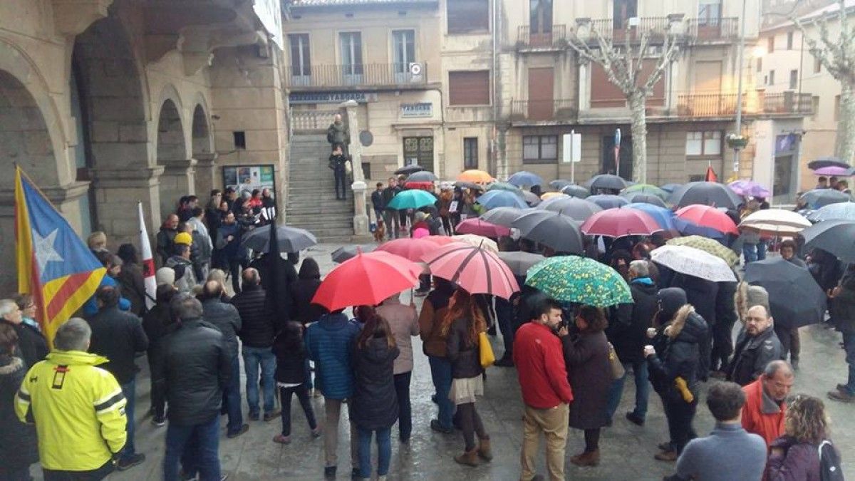Unes 150 persones s'han concentrat a la plaça de l'Ajuntament de Ripoll per mostrar el seu rebuig contra l'operació policial envers els CDR