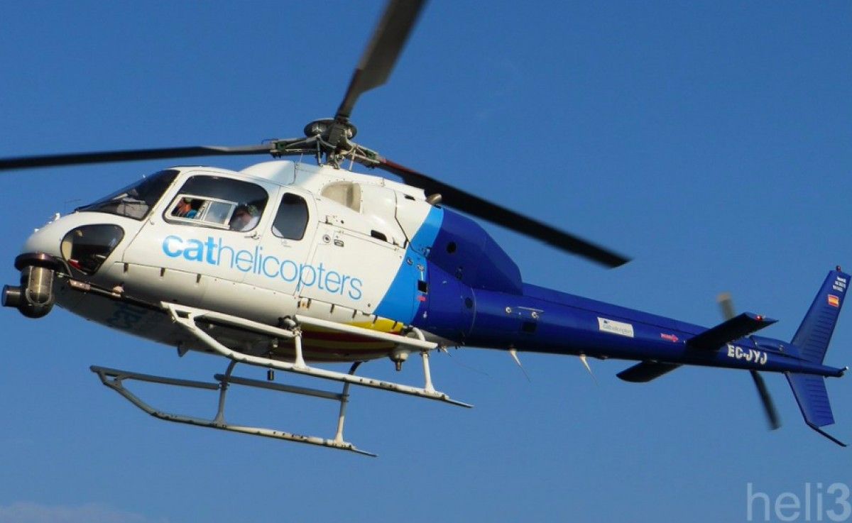 Un helicòpter de l'empresa propietària de la nau que ha sobrevolat Barcelona aquesta matinada