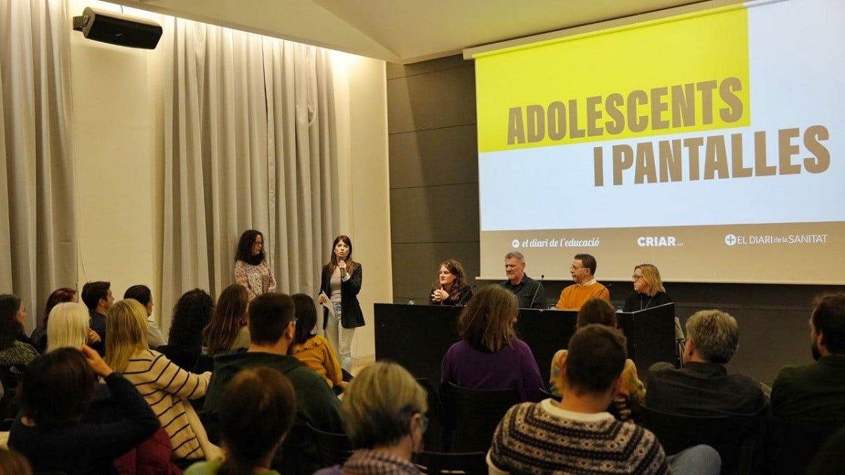 Debat participatiu sobre l'ús dels telèfons mòbils en infants organitzat per Criar.cat