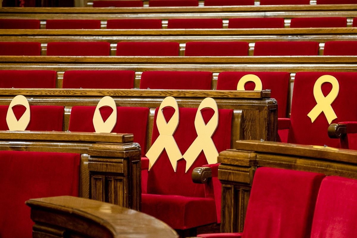 Llaços grocs al Parlement en record als diputats presos o a l'exili